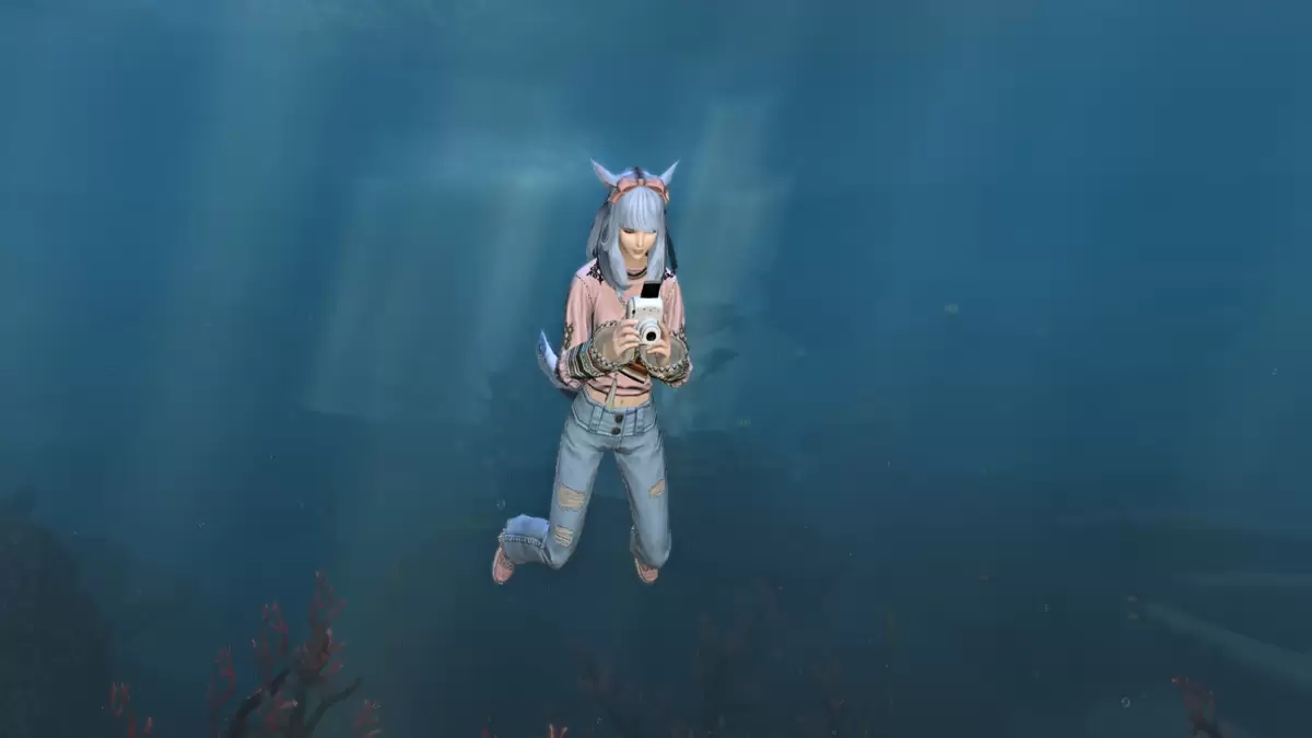 Screenshot of the Photograph emote used underwater in FFXIV