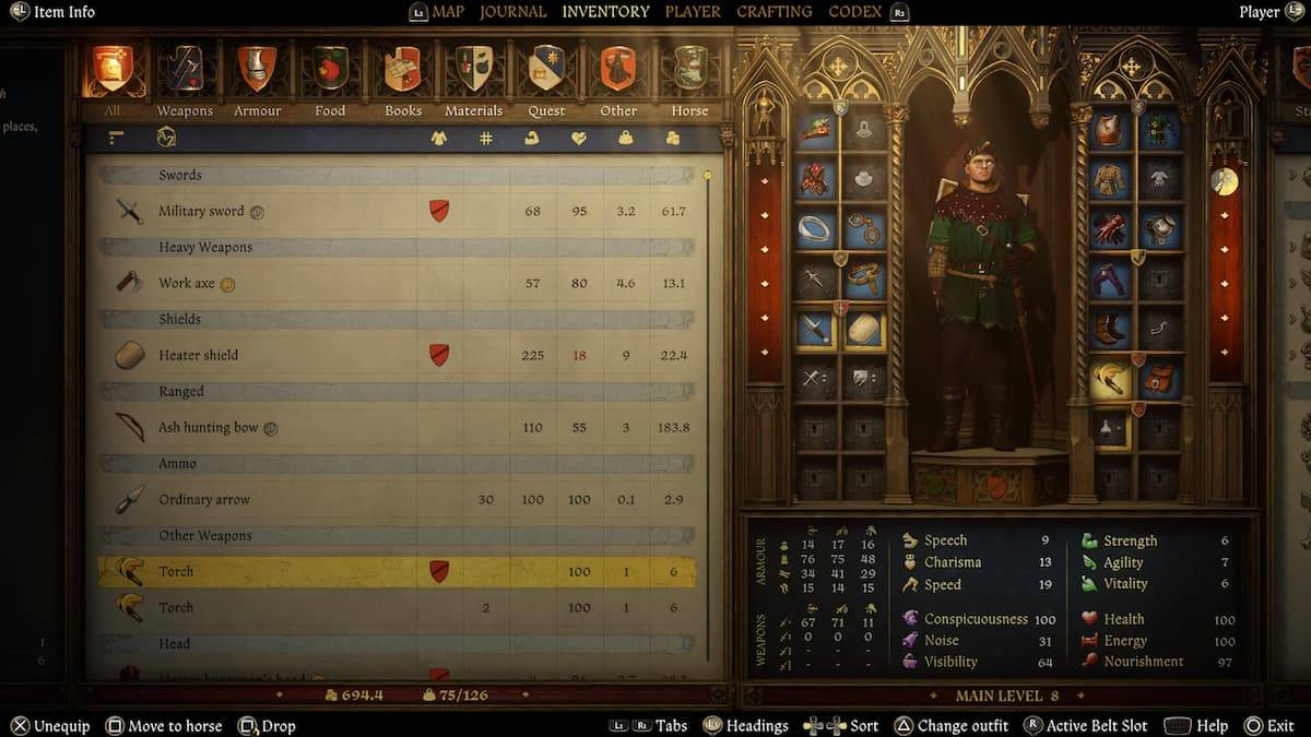 Henry sosteniendo una antorcha en Kingdom Come Deliverance 2