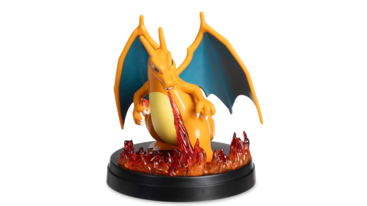 Pokémon TCG Charizard Statue utilizada para mostrar su tarjeta favorita disponible para preorden