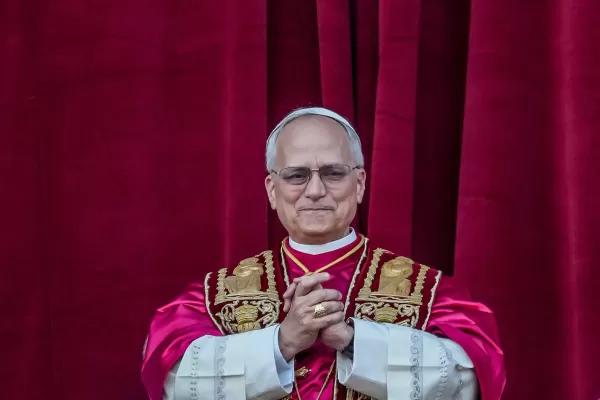 New Pope Watches 'Conclave' -film speelt games in afwachting van de verkiezing
